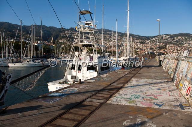 madere 06.JPG - Jetée du port de Funchal tapissée de peintures réalisées par des équipages de passage, Madère, Portugal